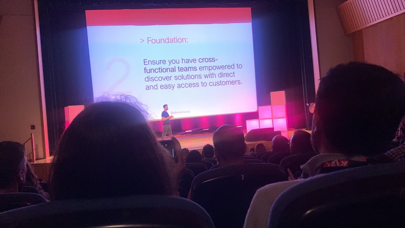 Diapositiva «Foundation 2»: asegurar equipos multifuncionales con capacidad de descubrir soluciones con acceso directo y fácil a clientes