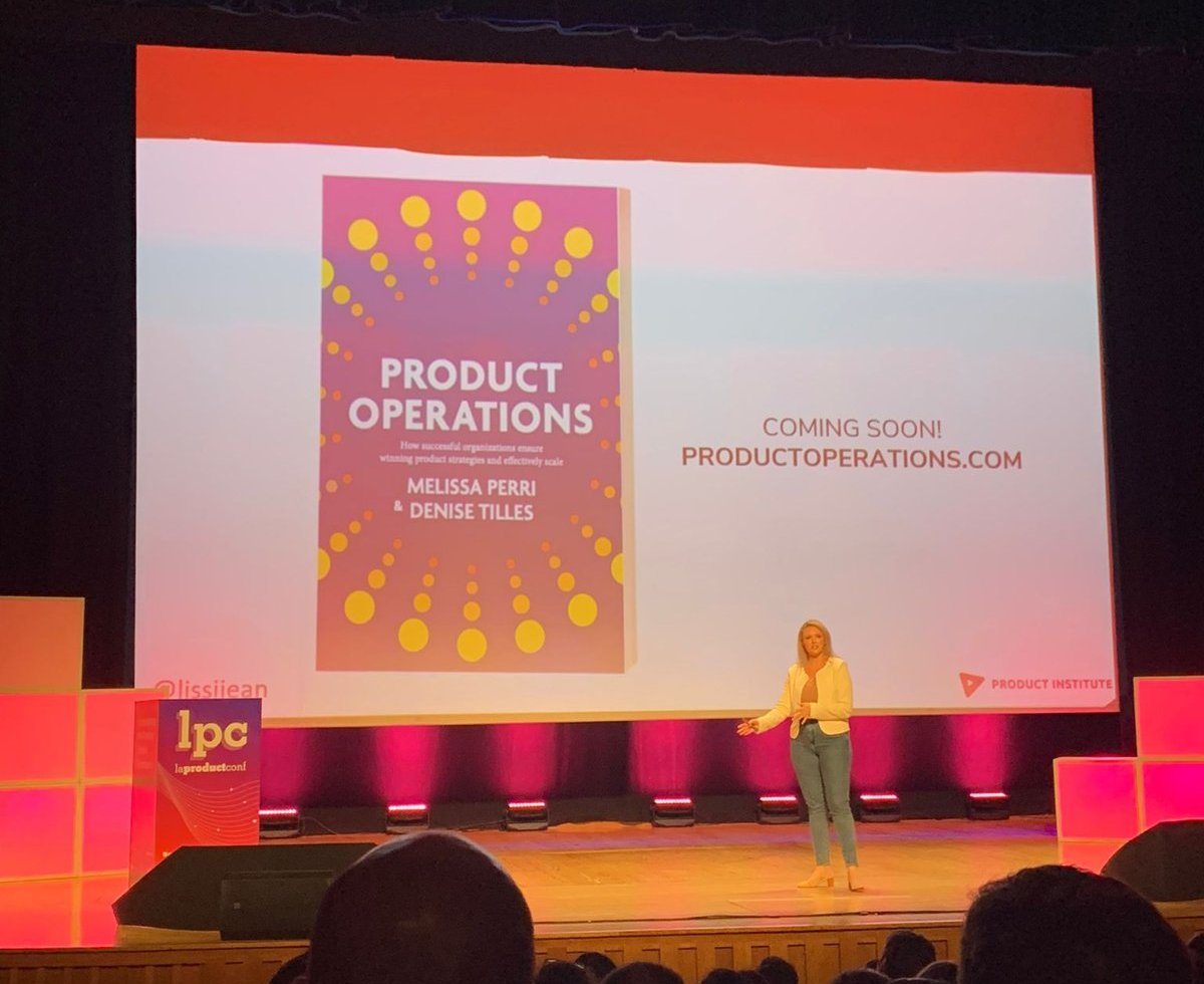 Melissa Perri en el escenario junto a la portada del libro Product Operations, con el mensaje «Coming soon»
