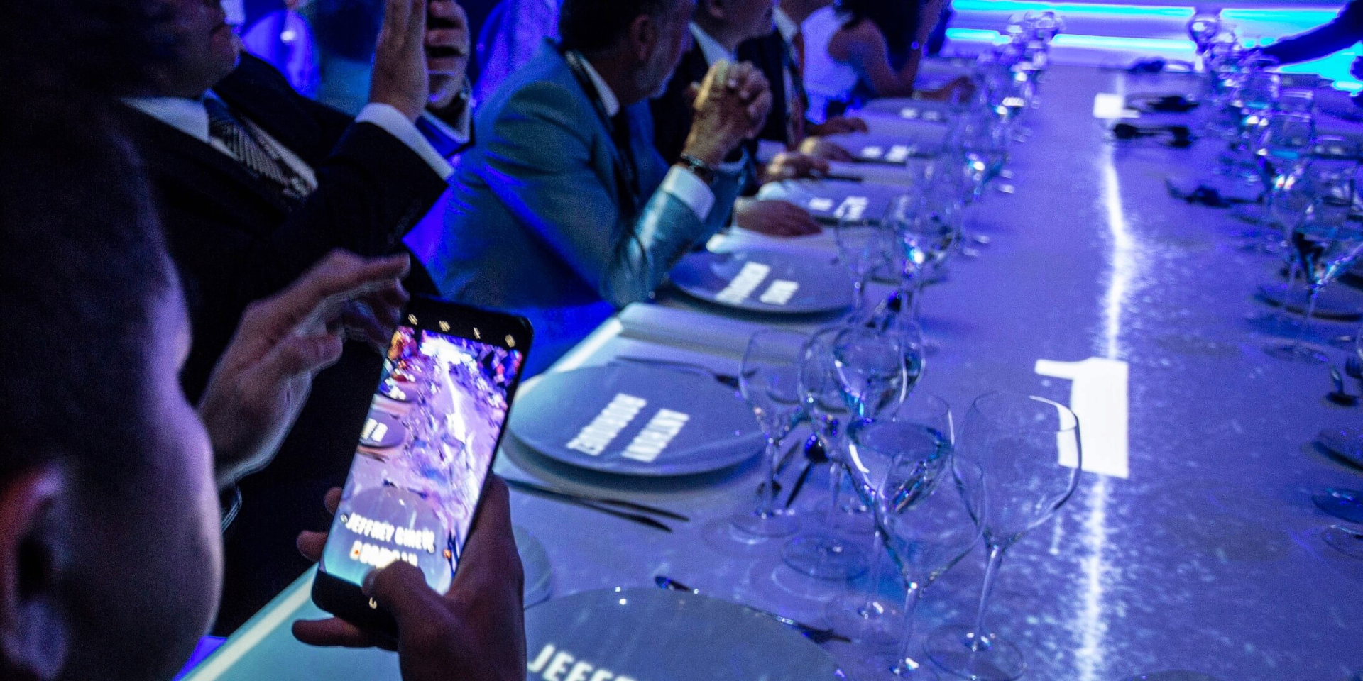 Cena de gala de la convención con la app en uso por los asistentes